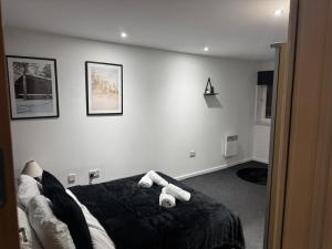 Modern 2BR Apartment City Centre Free Secure Parking Stunning Views