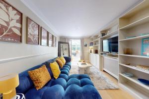 Bright 2 Bed With Patio & Backyard on Victoria Park