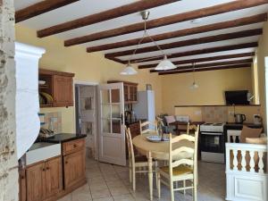 Maisons de vacances Les Volets Verts, ROUSSINES, CHARENTE, 16310 FRANCE : photos des chambres