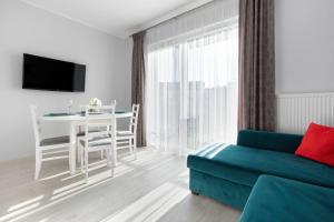 Przestronny Apartament z Balkonem i Parkingiem Blisko Morza by Noclegi Renters