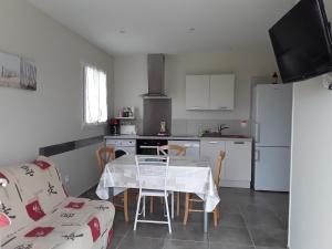 Appartements APPARTEMENT PRES DE ROYAN 7 MINUTES MER CONFORT CALME rdc espace detente jardin : photos des chambres