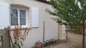 Appartements APPARTEMENT PRES DE ROYAN 7 MINUTES MER CONFORT CALME rdc espace detente jardin : photos des chambres
