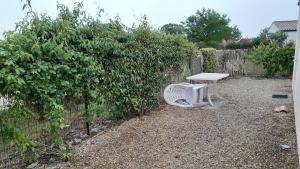 APPARTEMENT PRES DE ROYAN 7 MINUTES MER CONFORT CALME rdc espace détente jardin