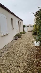 APPARTEMENT PRES DE ROYAN 7 MINUTES MER CONFORT CALME rdc espace détente jardin