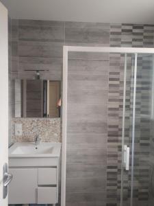 Appartements APPARTEMENT PRES DE ROYAN 7 MINUTES MER CONFORT CALME rdc espace detente jardin : photos des chambres