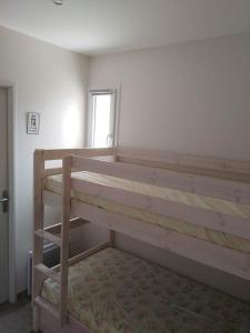 Appartements APPARTEMENT PRES DE ROYAN 7 MINUTES MER CONFORT CALME rdc espace detente jardin : photos des chambres