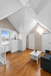 Large apartment with 5 bedrooms, 2 bathrooms and roof terrace