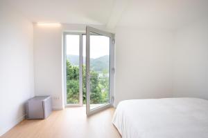 UMI surf yoga suite Doniños beach