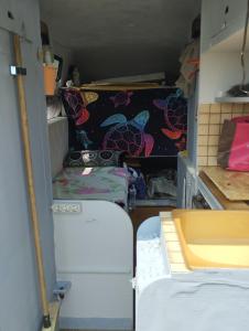 MONTPELLIER van aménagé SANS WC SANITAIRE ET CUISINE, JUSTE POUR DÉPANNER quelques nuits, PRÉVOIR UNE BATTERIE EXTERNE POUR LES TÉLÉPHONES MERCI DE BIEN LIRE LE DESCRIPTIF