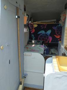 MONTPELLIER van aménagé SANS WC SANITAIRE ET CUISINE, JUSTE POUR DÉPANNER quelques nuits, PRÉVOIR UNE BATTERIE EXTERNE POUR LES TÉLÉPHONES MERCI DE BIEN LIRE LE DESCRIPTIF