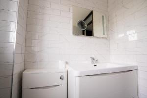 3 Beds Dluxe Home In Hempstead
