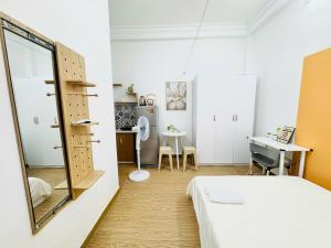 Private Kitchen Balcony Or Window Apart 1km From Airport