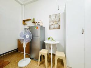 Private Kitchen Balcony Or Window Apart 1km From Airport