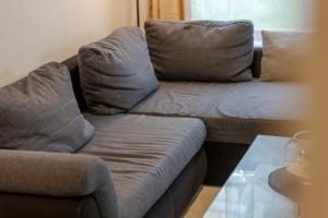 Robs Flat - Moderne 3-Zimmer-Ferienwohnung mit Terrasse, 6 Schlafplätzen, 2 Min S-Bahn, Weil der Stadt bei Stuttgart