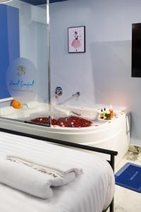 1BD Studio Jacuzzi Free pick-up 5min to Cairo Airport, Massager, appartement, hotel, Sheraton Al matter