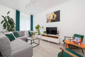Bright Two-Bedroom Apartment in Nowa Huta by Noclegi Renters