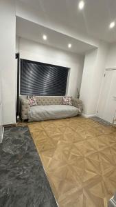 2-bed flat with free parking