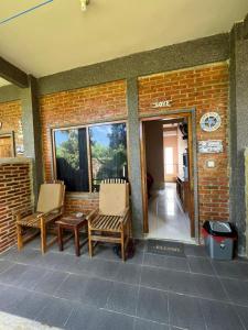 Vivians Lakey peak homestay