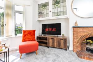 3-Bedroom Cosy Stunning Central Home, Sleeps 8 with Parking and Private Garden - LONG TERM STAY WINTER SPECIAL OFFER AVAILABLE! - by Blue Puffin Stays