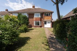 3-Bedroom Cosy Stunning Central Home, Sleeps 8 with Parking and Private Garden - LONG TERM STAY WINTER SPECIAL OFFER AVAILABLE! - by Blue Puffin Stays