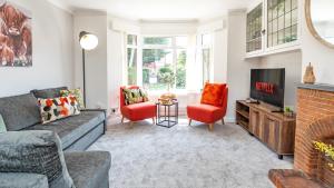 3-Bedroom Cosy Stunning Central Home, Sleeps 8 with Parking and Private Garden - LONG TERM STAY WINTER SPECIAL OFFER AVAILABLE! - by Blue Puffin Stays