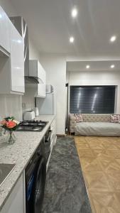 2-bed flat with free parking