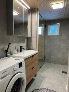 Stylish renovated apartment with sauna! Free Parking!