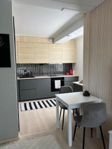 Stylish renovated apartment with sauna! Free Parking!