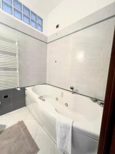 WELCOME RIVIERA-Primavera 1A- Vista mare- spazioso e comodo appartamento-2 bagni-wifi-aria condizionata in ogni stanza-garage a pagamento 15 euro al giorno