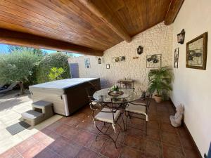 Maisons de vacances Mas Beau Soleil & Spa Cottages de Charme avec Jacuzzi&Jardin Prives : photos des chambres