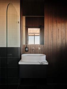 Luxury Winery Stay with Sweeping Hilltop Views