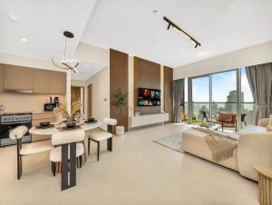 Spacious, Modern Chic 2 BDR Apartment in Prime Downtown Location