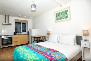 Glastonbury Studio- amazing views and Free Parking