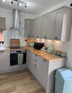 Hunters Quay - Hot Tub Lodge at Limecroft 6