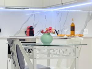 Central place close to the beach AC air , WI FI, parking