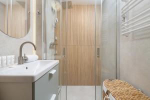 Family Apartment with Air Conditioning with 3 Bedrooms in Cracow by Noclegi Renters