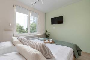 Family Apartment with Air Conditioning with 3 Bedrooms in Cracow by Noclegi Renters