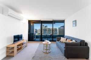Stunning City Views Steps to SouthernCross SkyBus