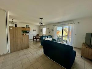 Appartement spacieux avec balcon - à 50m de la plage