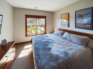 Soaring Eagle Ski-in - Ski-out Condo with Hot Tubs