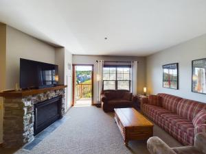 Soaring Eagle Ski-in - Ski-out Condo with Hot Tubs