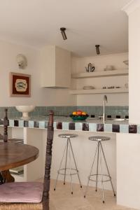 Spacious, seaside pied-à-terre with stunning views, opposite Cott beach & cafes