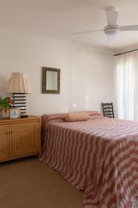 Spacious, seaside pied-à-terre with stunning views, opposite Cott beach & cafes