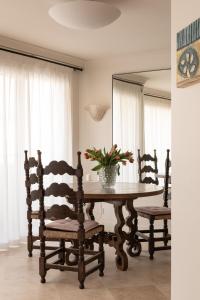 Spacious, seaside pied-à-terre with stunning views, opposite Cott beach & cafes