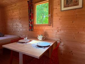 Tentes de luxe La Roulotte de l-Hermitage : photos des chambres