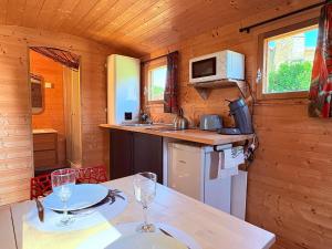 Tentes de luxe La Roulotte de l-Hermitage : photos des chambres