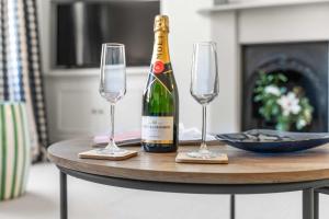 Chic 2 Bed Duplex Apartment in West London by 53 Degrees Property, Great Location!