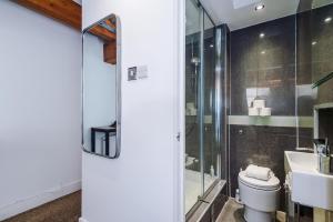 Central MCR 2BR 2BA, Parking, WiFi, Full Kitchen