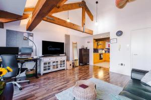 Central MCR 2BR 2BA, Parking, WiFi, Full Kitchen