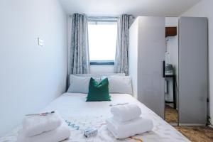 Central MCR 2BR 2BA, Parking, WiFi, Full Kitchen